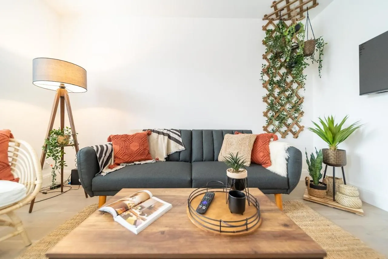 Kandaka-Peaceful House Leeds